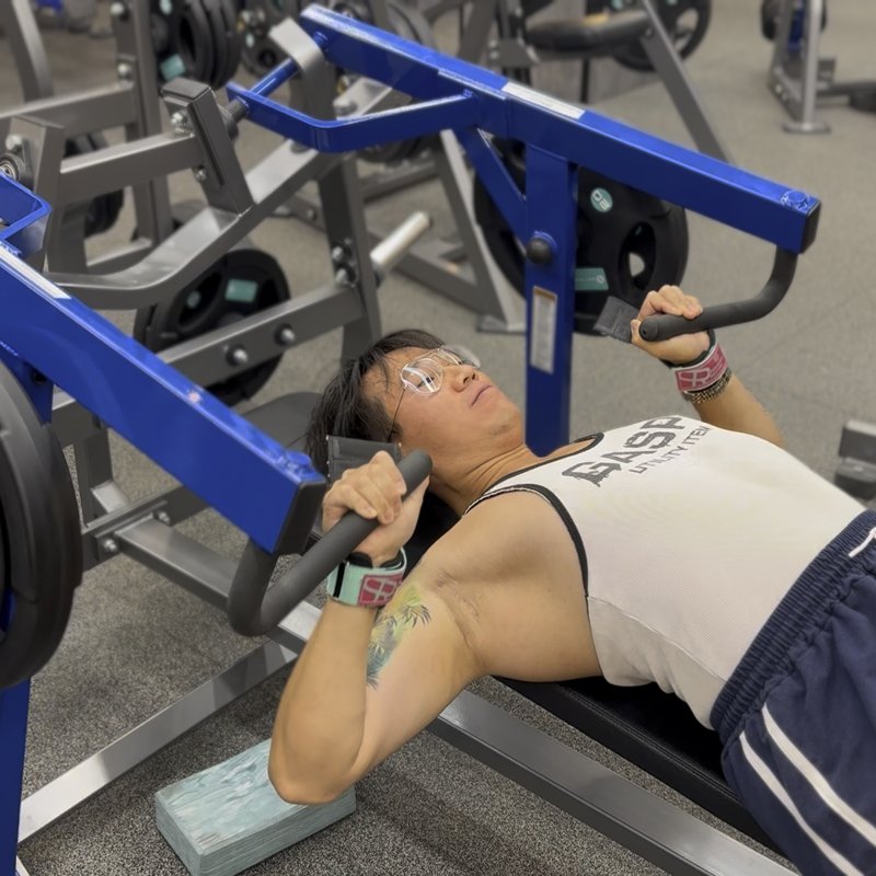 Hammer Strength Iso-Lateral Horizontal Bench Press thumbnail