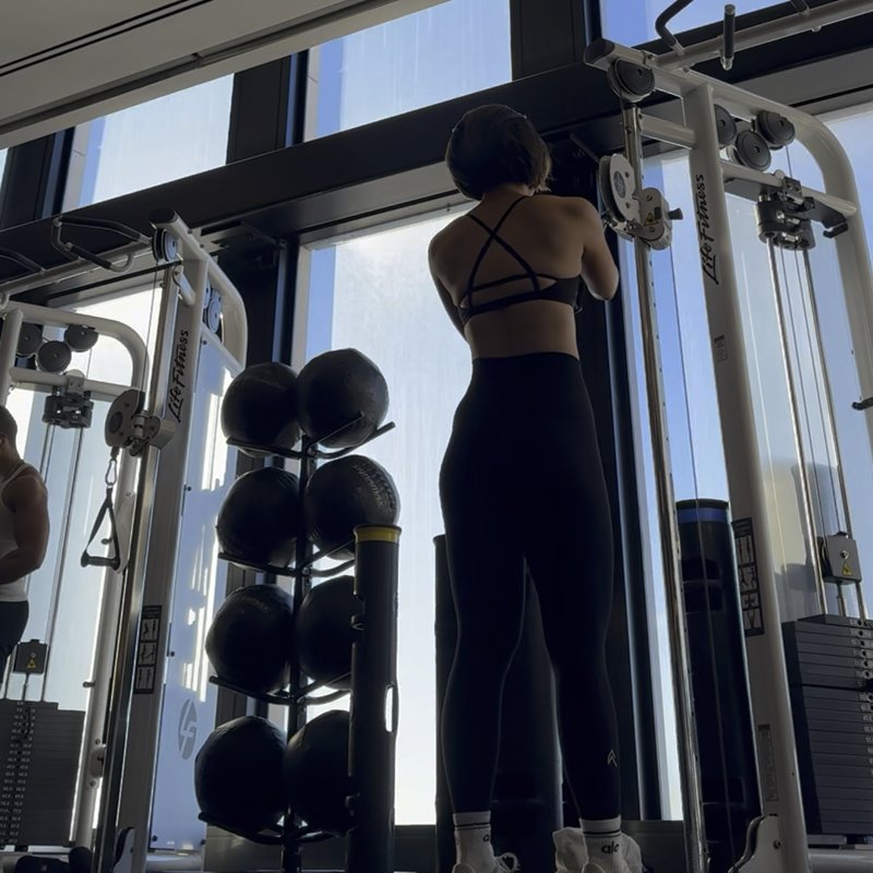Kneeling Single Arm Cable Lat Pulldown thumbnail
