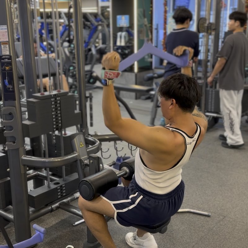 Neutral Grip Lat Pulldown video demonstration