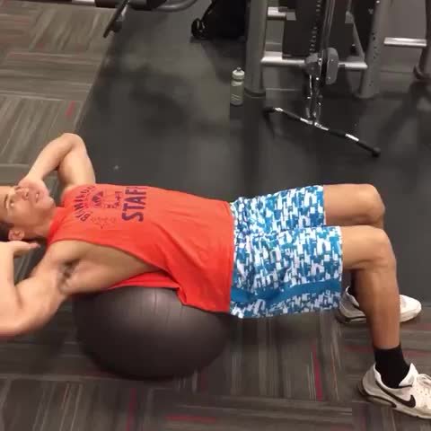 Swiss-Ball Ab Crunch