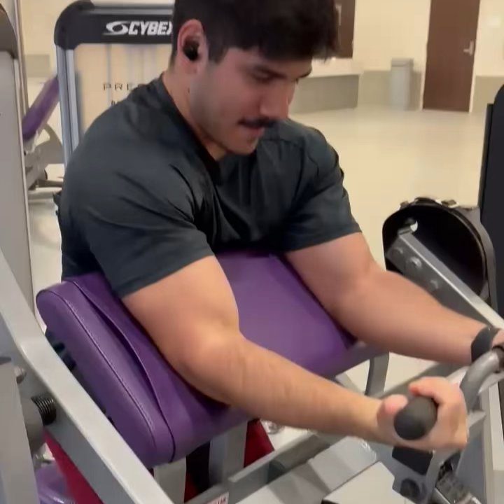 Bottom-Half Machine Preacher Curl thumbnail