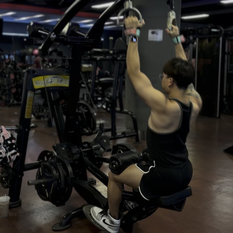 Black Lat Pulldown Machine thumbnail