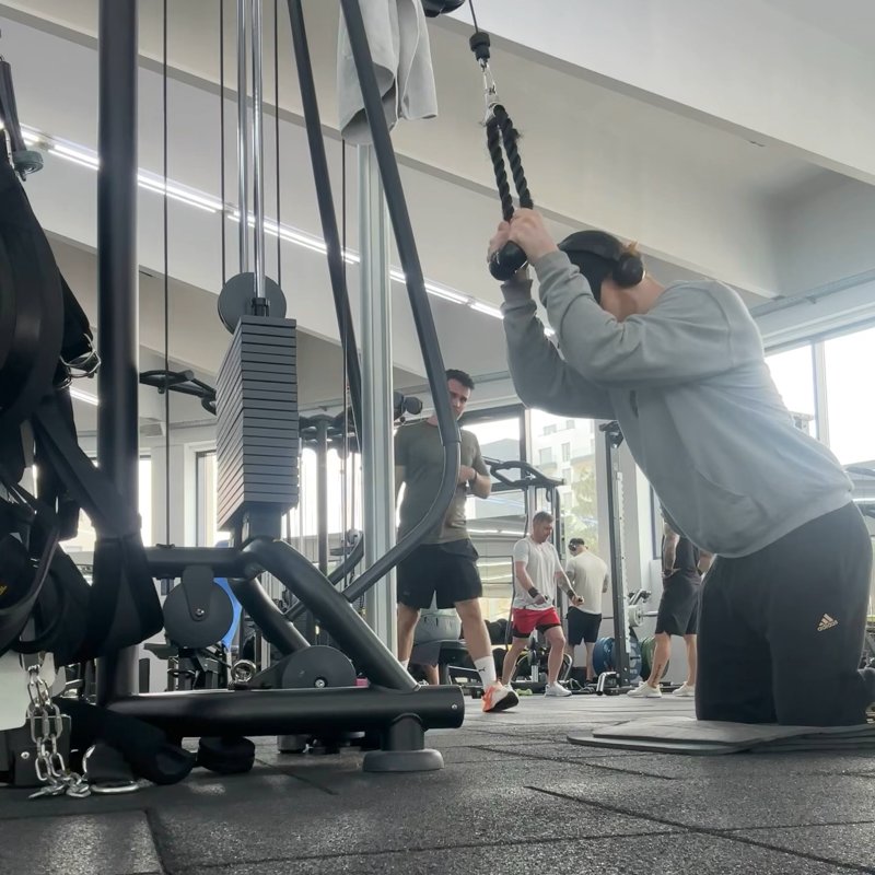 Kneeling Cable Crunch video demonstration