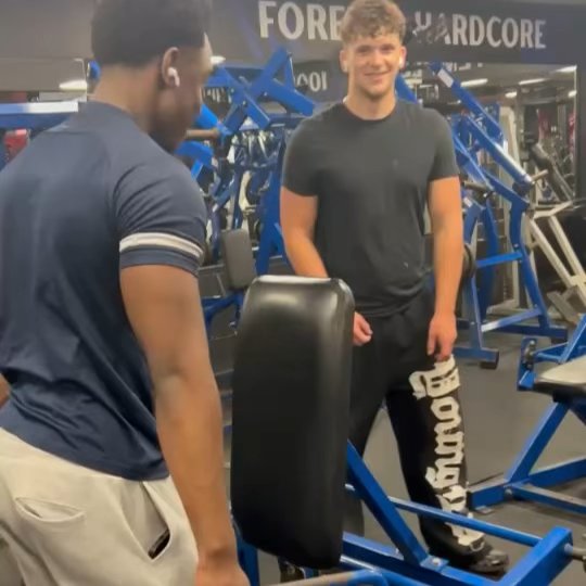 Hammer Strength Plate-Loaded Shrugs thumbnail